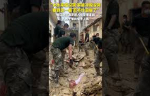“大水来时没有哭，家被冲毁了，也没哭，但是看到这一幕，真的绷不住了。”榕江洪灾清淤工作进入巷道攻坚战，看到人民子弟兵徒手清淤，网友哽咽泪崩！#熱門 #中国