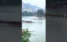 苗家汉子，赛龙舟劲头真足！2025中国传统龙舟大赛热身赛决赛在贵州铜仁举行。牛郎松江矮红队气势如虹，瞬间提速反超对手，燃爆全场！#熱門 #中国