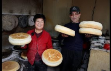 甘肃大姨烙大饼，老酵头发面，一个面剂子4斤重，个个都烙2小时