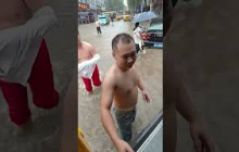 幼儿园校车在积水路面突然熄火，路过群众自发帮助转移孩子，一个个湿漉但有爱的背影看得好暖心！谢谢每一位出手相助的好心人！#熱門 #中国