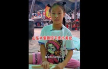 青岛小美女赶大集，帮妈妈擀皮，一次可以擀6张 #青岛 #大集 #饺子皮