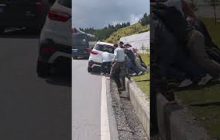 川藏线一车辆掉入边沟，素不相识的众人默契相助，合力将车扶正。这一刻，所有人都闪闪发光！#熱門 #中国