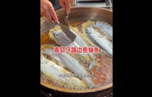 青岛马路边煎鲅鱼，25元一条，一条一斤重 #青岛 #鲅鱼 #煎鱼