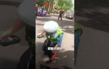 “我开警车带你去！”电动车相撞致3人受伤，一名伤者不愿叫救护车，民警果断用警车送医并全程陪同。#熱門 #中国