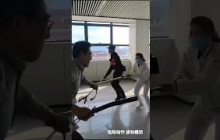 平时温文尔雅的医生，防暴演练扮演“暴徒”时全情投入，一秒入戏。#熱門 #中国
